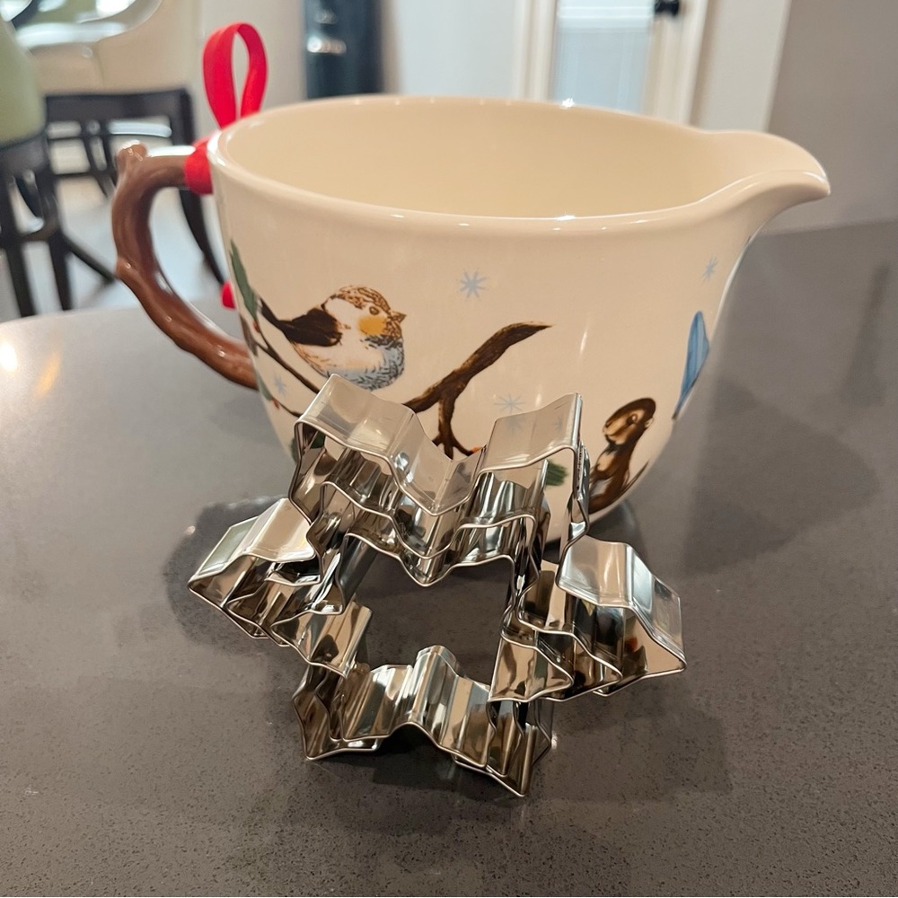 Holiday 2-Quart Batter Bowl Ceramic Gnomes Santa Elf Bird Squirrel Pour